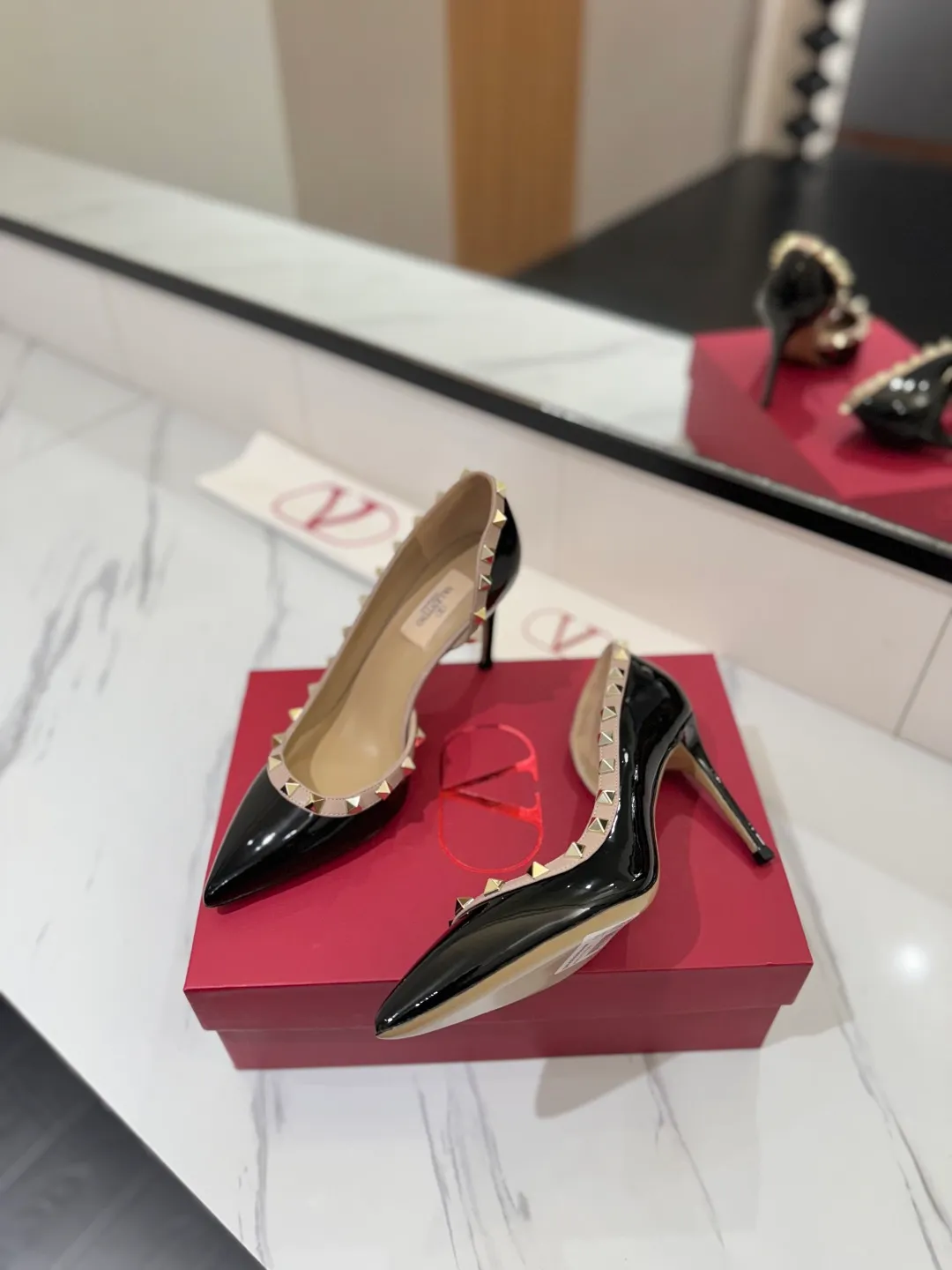 👟👟Ex-factory price 580👟👟 Valentino/Valentino rivet VT classic shoes, top replica! The side curves are perfect, the original molded custom-made rust-free rivets, and the textured hardware bring out a full sense of high-end, giving you a genuine foot feel! The first choice for high-end customers❤️ [Material] Upper: Original imported custom patent leather Lining: Original imported goatskin Outsole: Imported pearlescent leather outsole Heel height: 6.5CM Code number: 35-39 [34, 40, 41, 42 custom-made are not returnable]